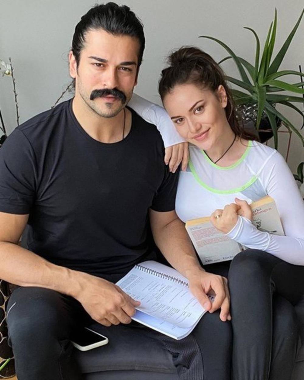 Fahriye Evcen ve Burak Özcivit in ikinci çocukları dünyaya geldi