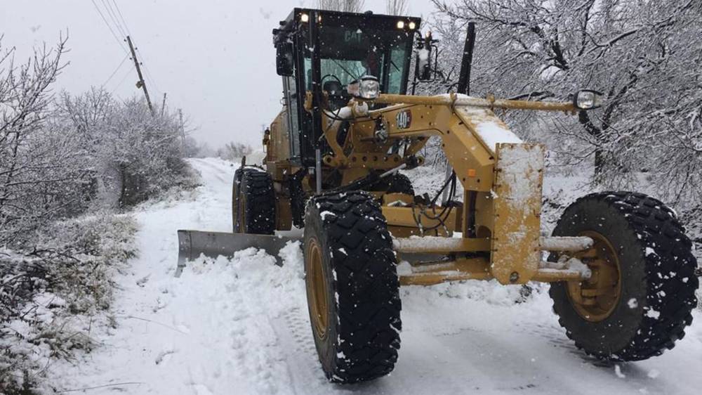 Erzurum da kar ve tipi nedeniyle 139 yerleşim yeri yolu kapandı