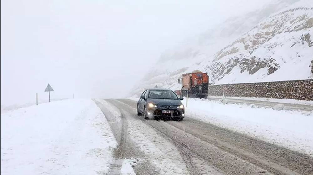 Erzurum Da Kar Ve Tipi Nedeniyle Yerle Im Yeri Yolu Kapand