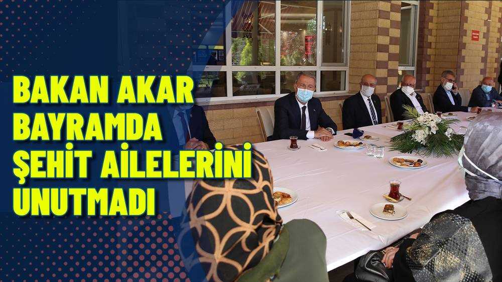 Milli Savunma Bakanı Akar, şehit aileleri ile bayramlaştı