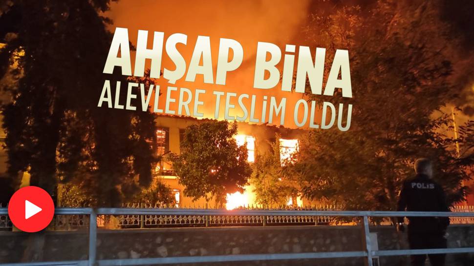 İzmir’de 2 katlı bina alev alev yandı