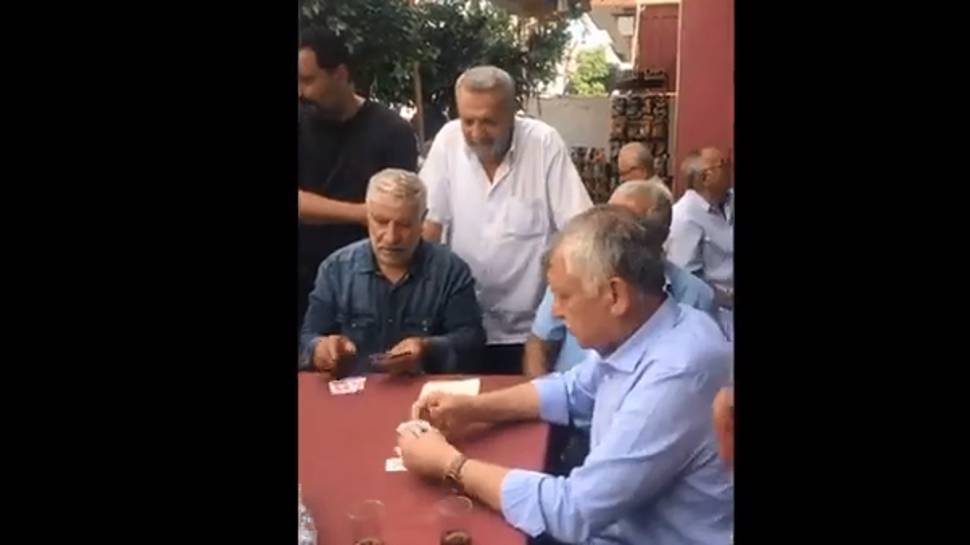 Zeydan Karalar'ın vatandaşlarla batak oynadığı anlar