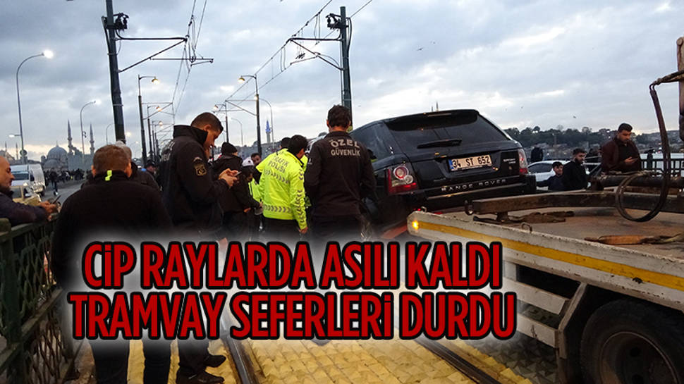 İstanbul'da tramvay yoluna giren araç, seferlerin aksamasına neden oldu