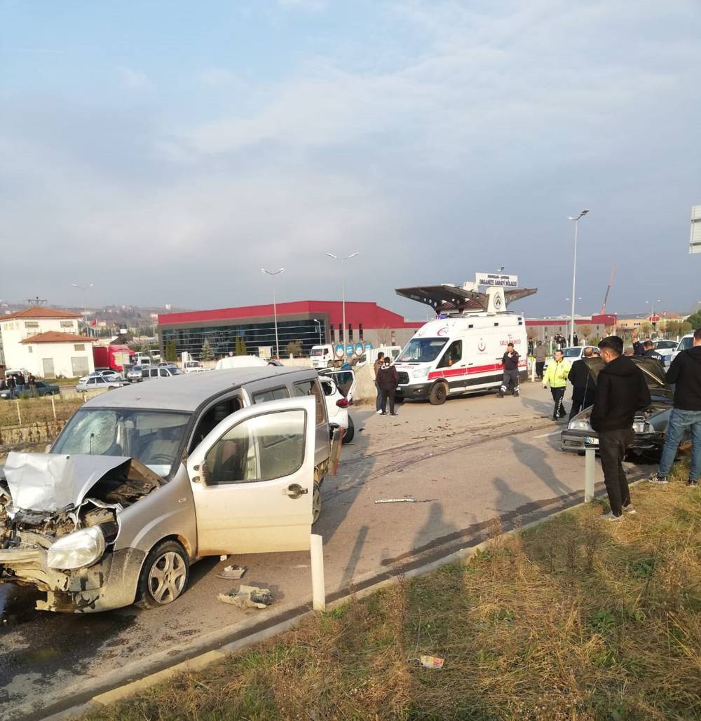 Aniden Yola çıkan Araç Zincirleme Kazaya Neden Oldu!