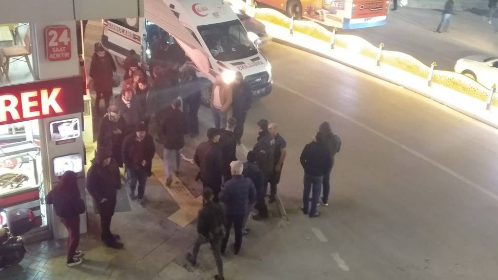 Cadde ortasında bıçaklı kavga: 1 yaralı