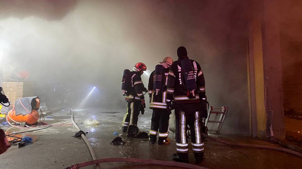 Denizli'de fabrika deposunda çıkan yangın söndürüldü