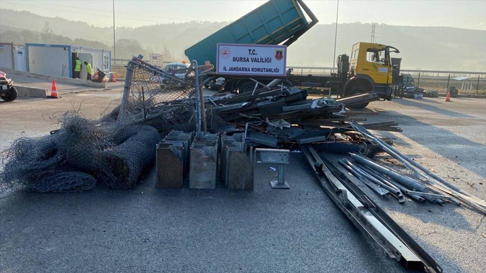 Hırsızlığın böylesi! Otoyolun tel örgü ve bariyerlerini çaldılar