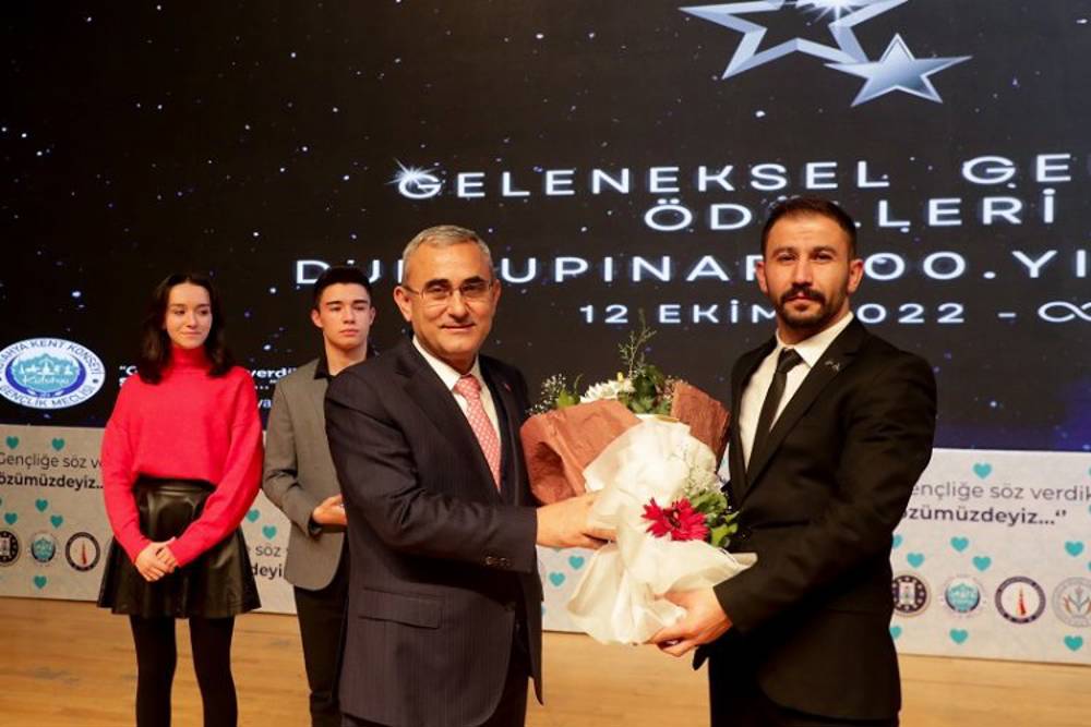 Kütahya'da 'gençlik' ödüllerine kavuştu