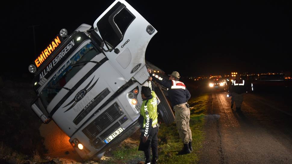 Şanlıurfa'da kamyon şarampole devrildi!