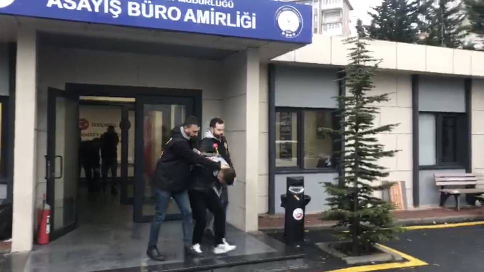 İstanbul’da cephanelik gibi eve operasyon kamerada