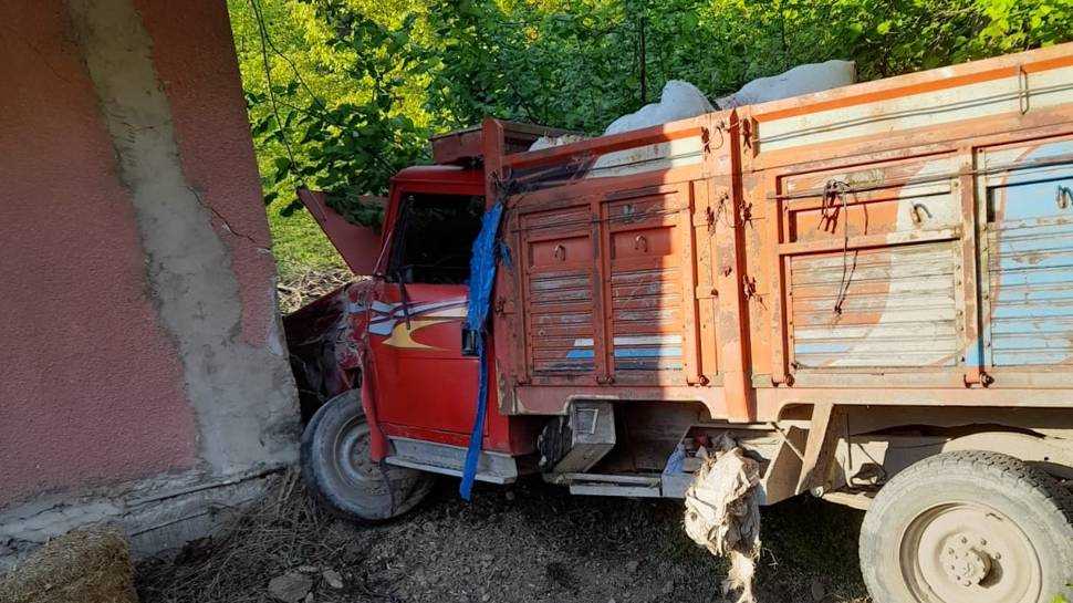 62 yaşındaki Şükrü Akçay evinin önünde otururken kamyonetin altında can verdi