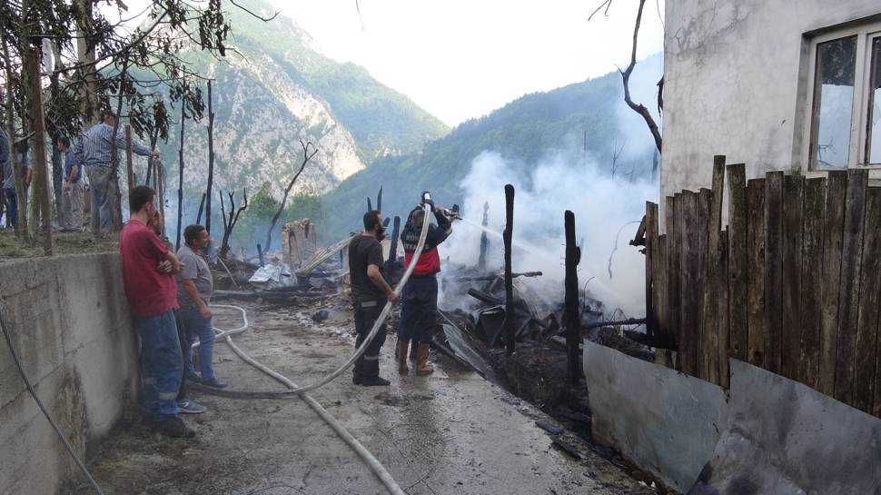 Unutkanlık pahalıya mal oldu: 4 ev küle döndü