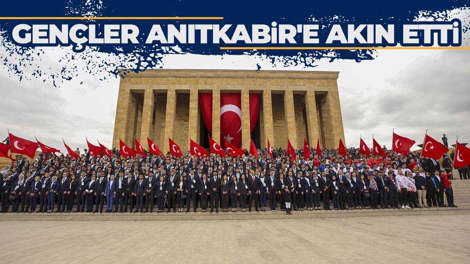 81 ilden gelen gençler Anıtkabir'de