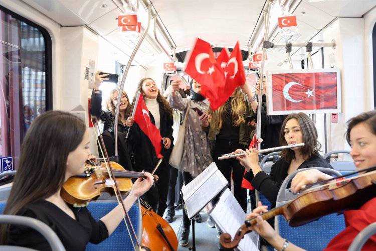 Tramvayda 19 Mayıs coşkusu