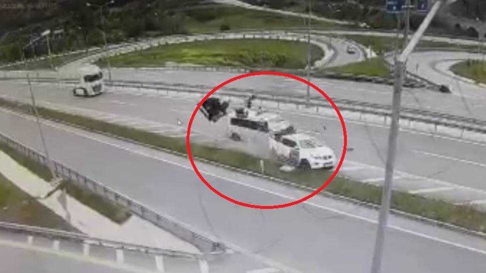 Amasya’da minibüs yol kenarındaki pikaba çarptı: 2 ölü, 6 yaralı