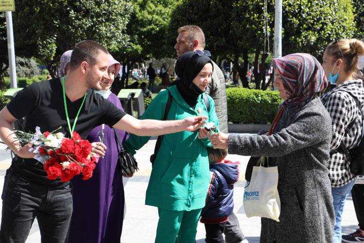 Kocaeli İzmit'te annelere karanfil