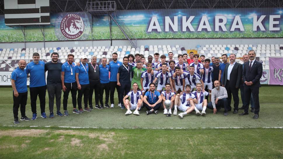 Ankara Keçiörengücü U-19 futbol takımı kupasına kavuştu