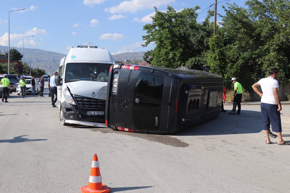 Erzincan’da iki minibüs çarpıştı: 7 yaralı