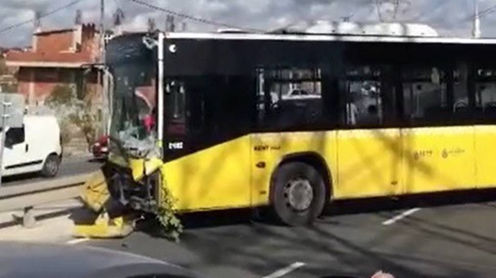 İETT peronundan kayan otobüs, yoldaki otomobile çarparak durdu