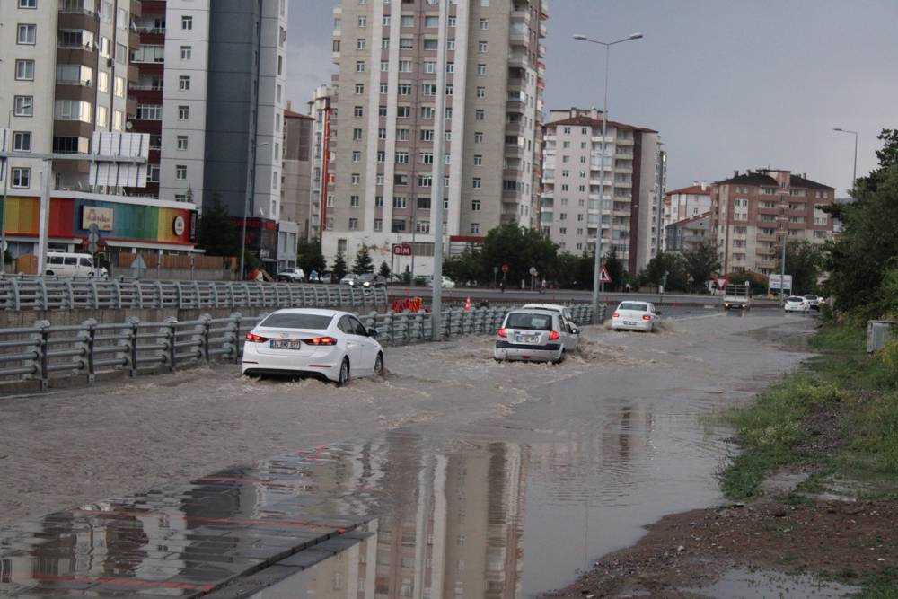 Kayseri'de yollar göle döndü