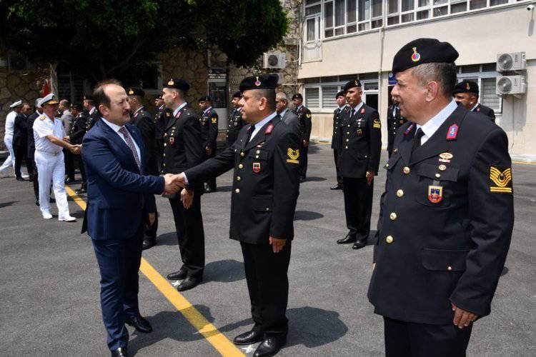 Vali Pehlivan Mehmetçik ile bayramlaştı