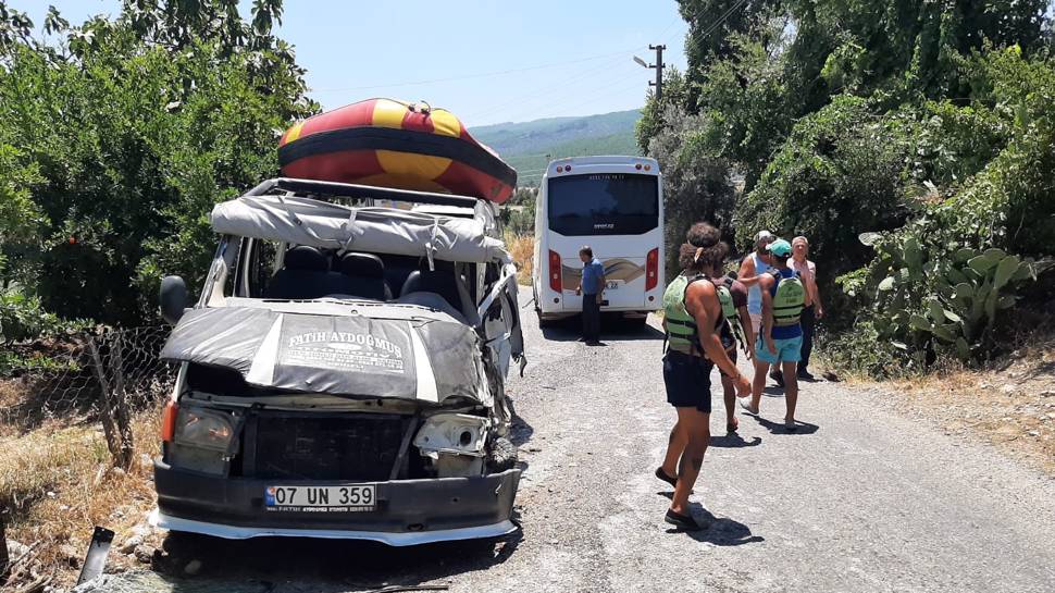 Antalya'da rafting dönüşü kaza: 8 yaralı