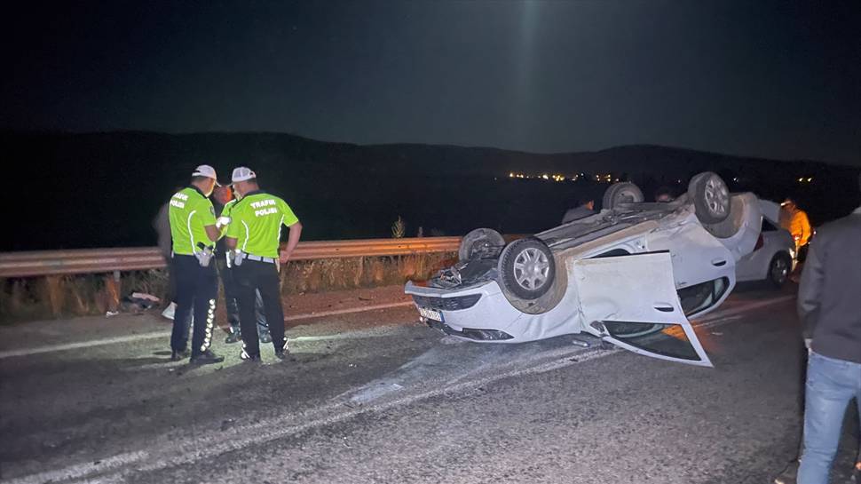 Bayram kazaları da beraberinde getirdi... Zincirleme kazada 8 kişi yaralandı...