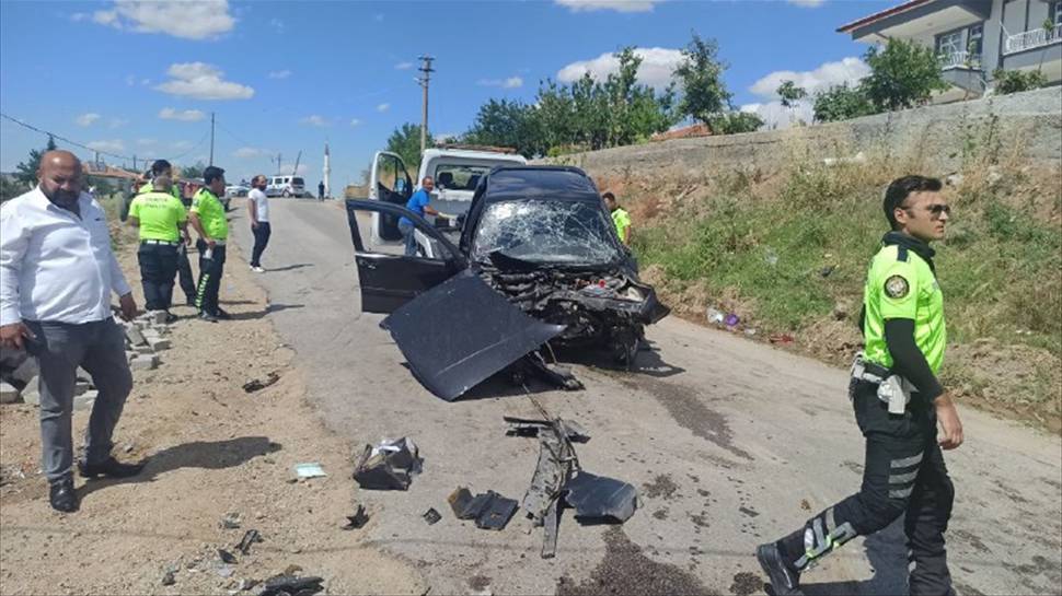 İki aracın kafa kafaya çarpıştığı kaza sonrası can pazarı: 10 yaralı