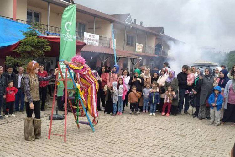 Zirvede tiyatro resitali! İlk kez tiyatro izlemenin mutluluğunu yaşadılar