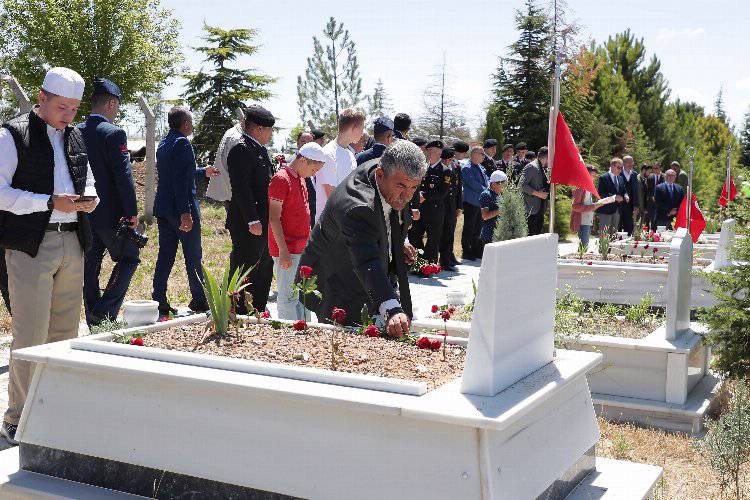 Kütahya'da şehitliklere ziyaret