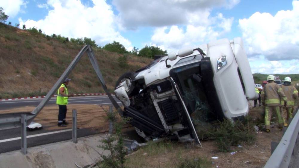 Sarıyer'de tanker yola devrildi, şoför bacağından oldu 