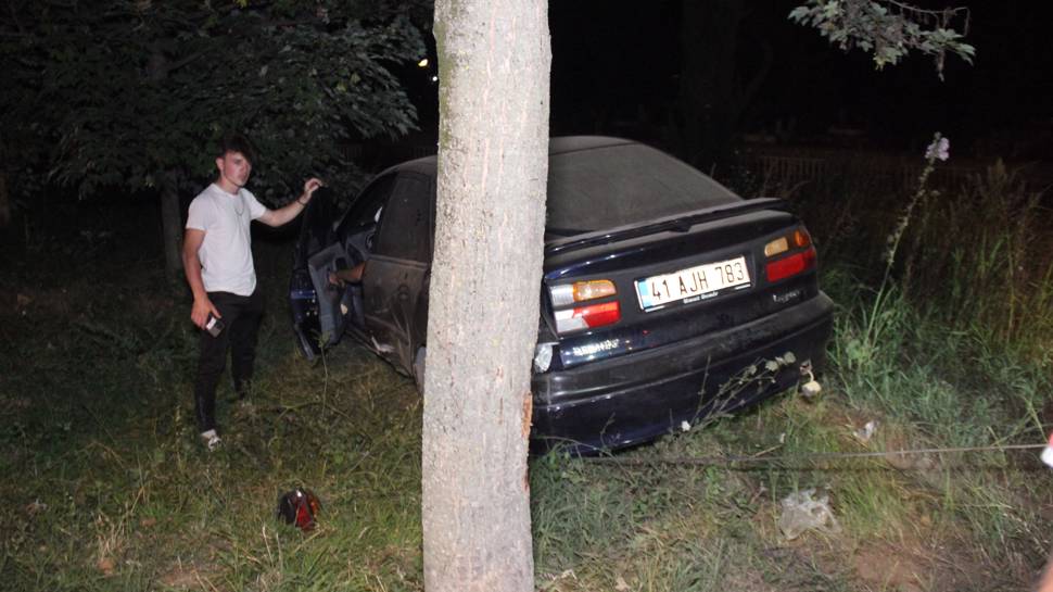 Ağaca çarpan otomobil, toprak zemine girerek durabildi