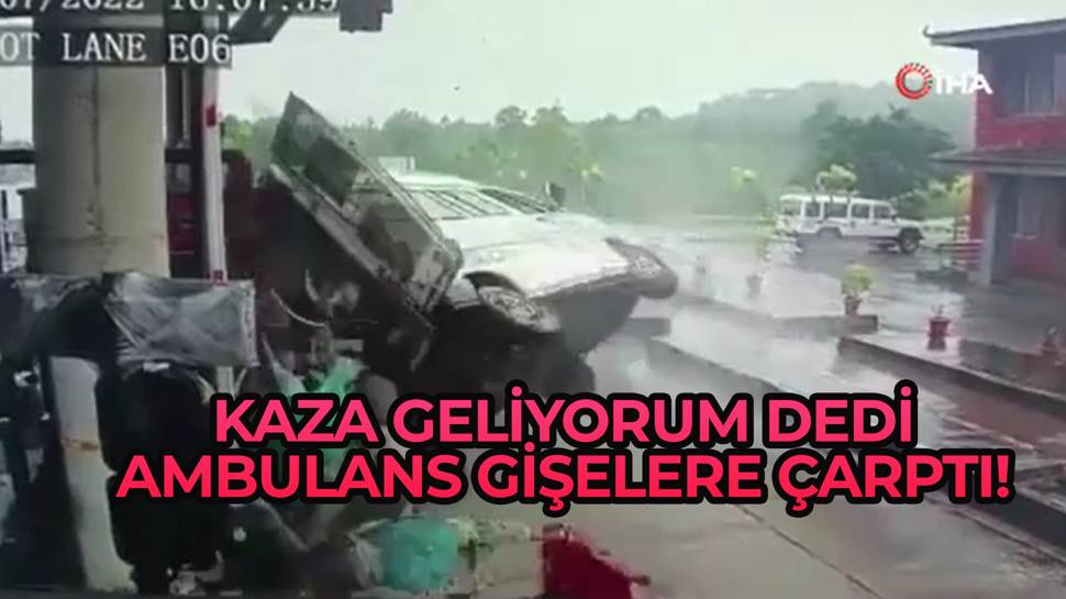 Ambulans ıslak zeminde kayıp gişelere çarptı: 4 ölü