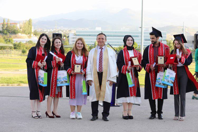 ERÜ Edebiyat Fakültesi’nde mezuniyet coşkusu