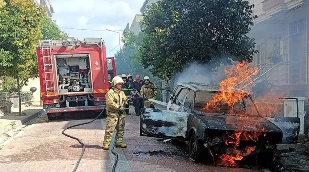 Kibritle oynayan çocuk otomobili yaktı