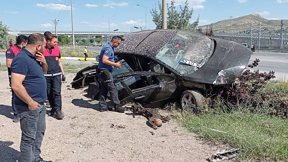 Tatilin ilk günü aşırı hız kazaya sebep oldu! 4 kişi yaralandı