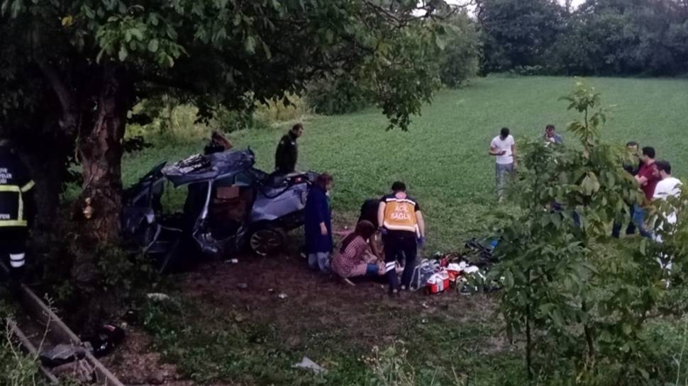 Afyonkarahisar'da otomobil şarampole devrildi, 2 kişi öldü, 2 kişi yaralandı