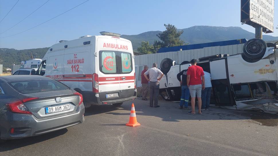 İzmir'de yolcu minibüsü ile otomobil çarpıştı: 5 yaralı