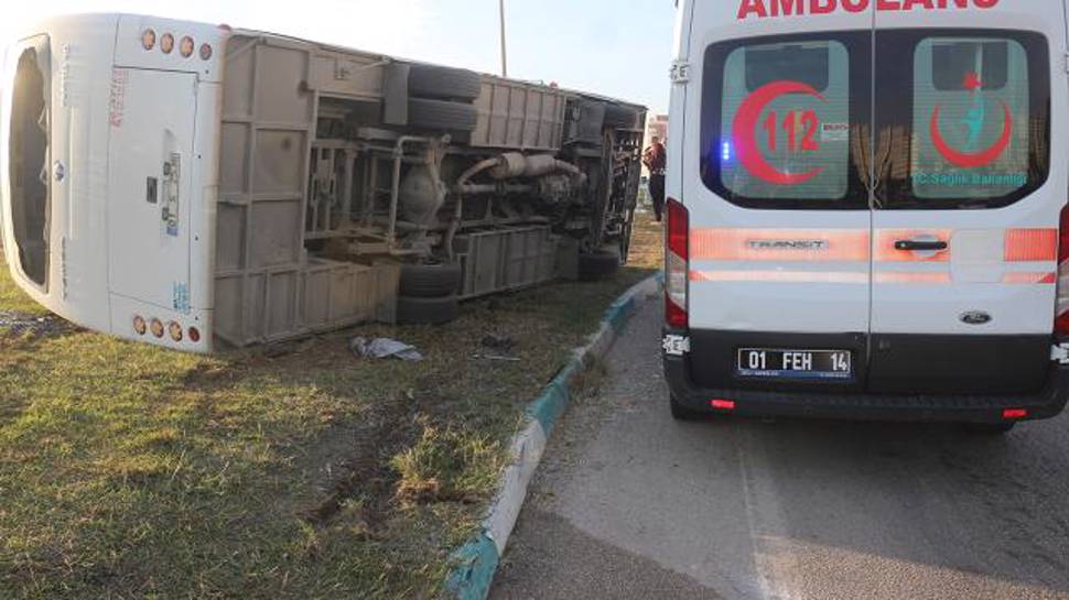 Adana'da işçi servisi devrildi: 15 yaralı