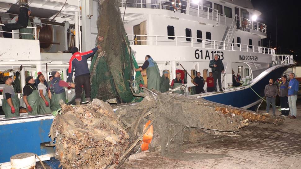 Balıkçıların ağına uçak parçaları takıldı