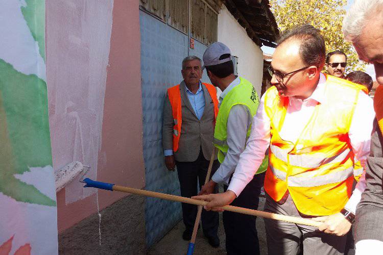 Bilecik Pazaryeri'nde köy evleri boyanıyor