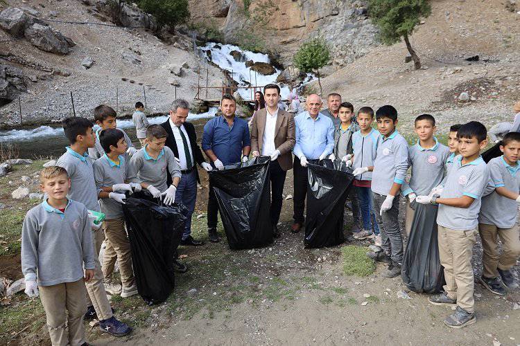 Kayseri Yahyalı'da başkan öğrencilerle  temizlik yaptı