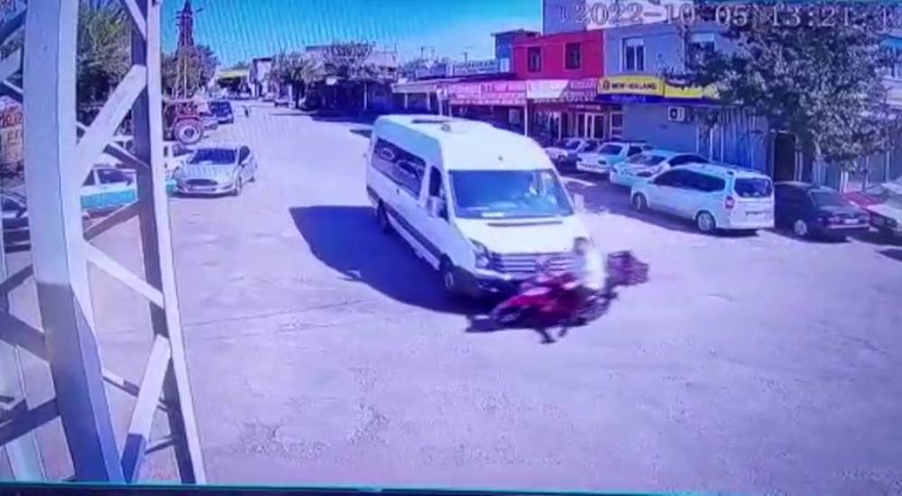 Osmaniye’de minibüs motosikletliye çarptı