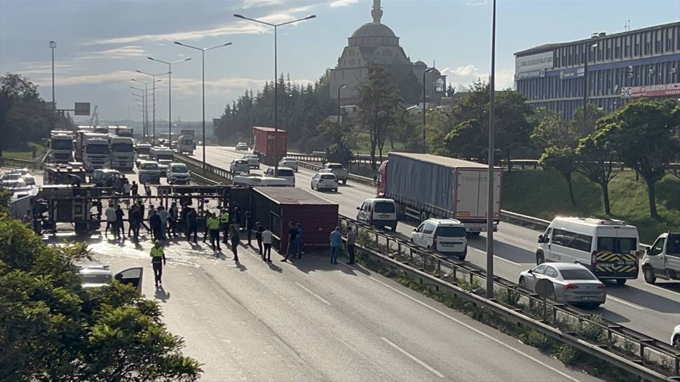 Kocaeli'de minibüsle çarpışan tır devrildi! Ankara istikameti ulaşıma kapandı...