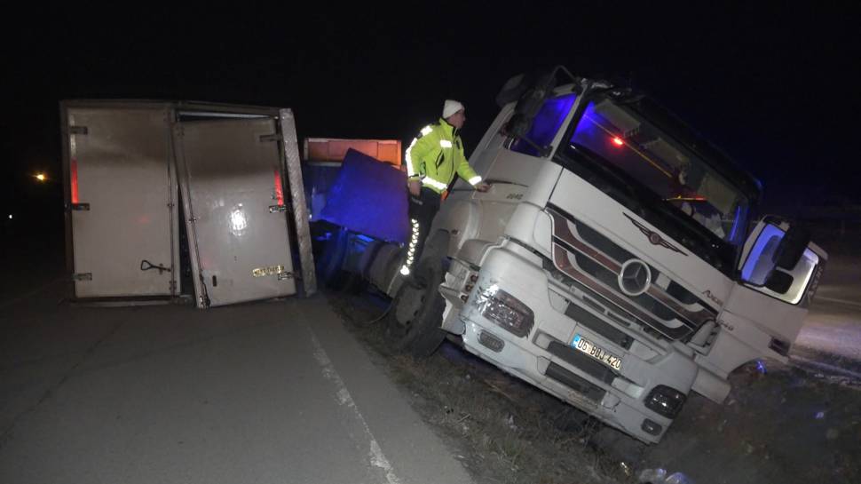 Alkol ürünleri taşıyan tır devrildi! Sürücü alkollü çıktı...