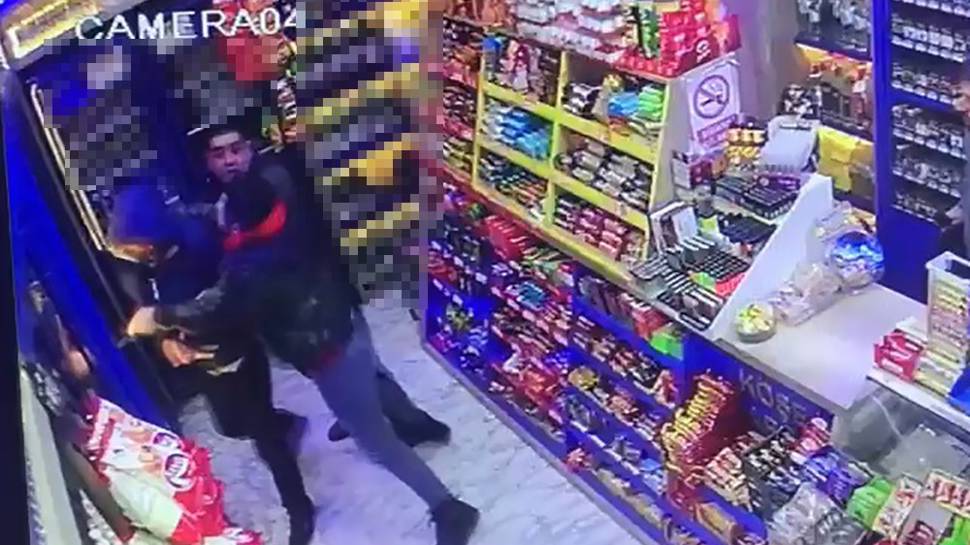Kimseye aldırış etmedi! Marketin ortasında gasp girişimi..