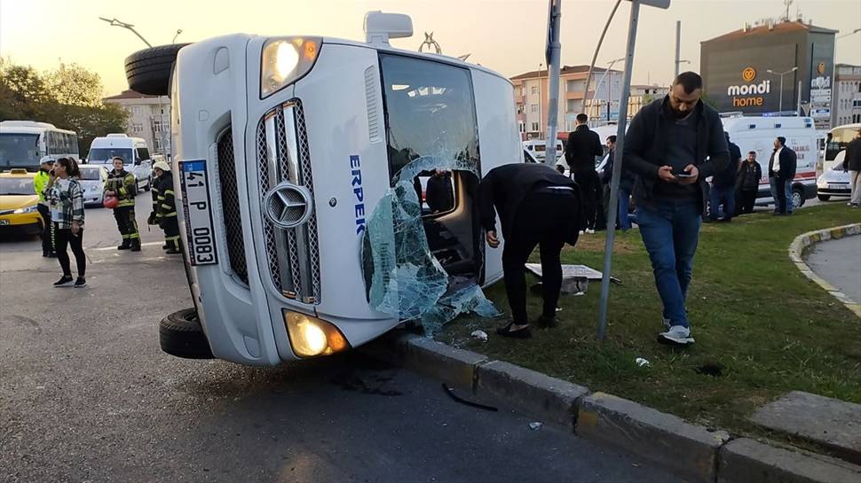 Halk otobüsü ile servis minibüsü çarpıştı! Çok sayıda yaralı var 