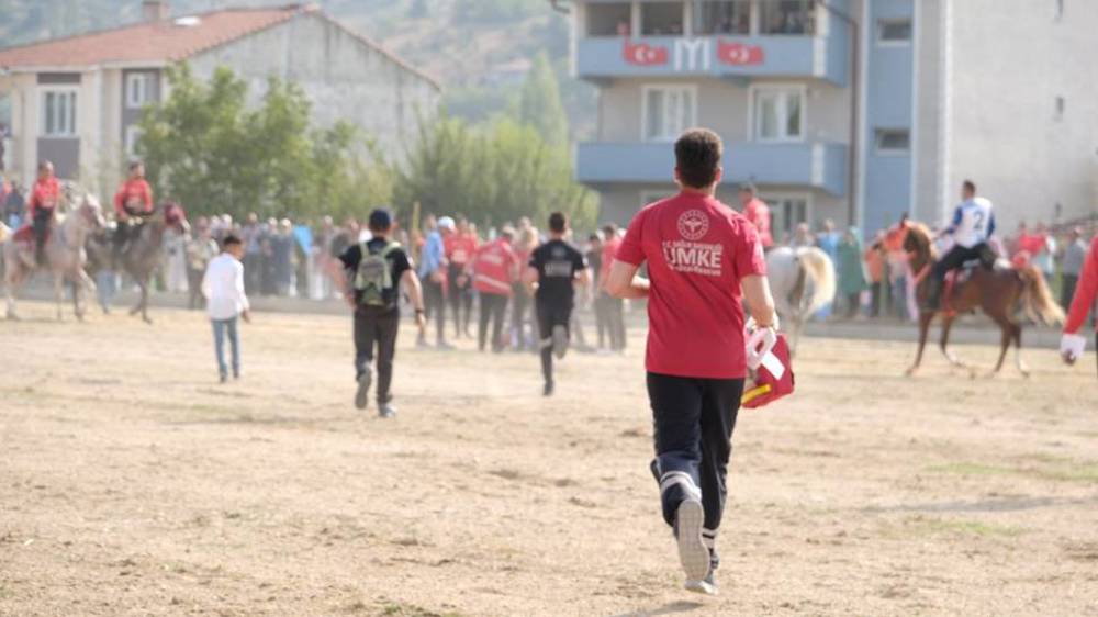 Gösteri sırasında attan düştü...