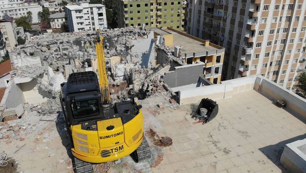 Yıkım için 11 katlı binanın üzerine 10 tonluk iş makinesi çıkarıldı