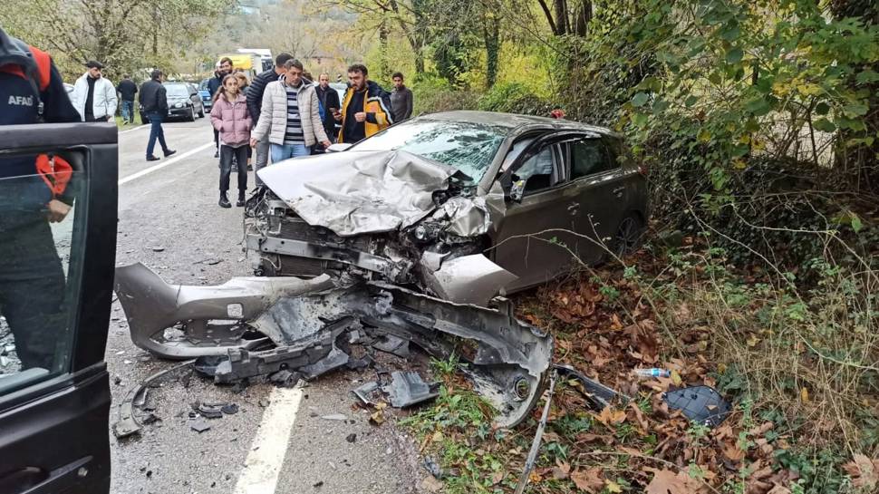 Bartın’da iki otomobil çarpıştı: 1 ölü, 5 yaralı